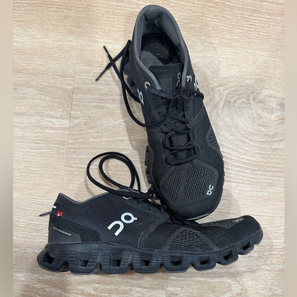 Black On Cloud running shoes - Picture 2 of 8